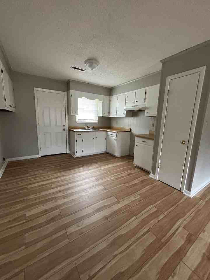 227 College St #1 - Photo 4 of 7