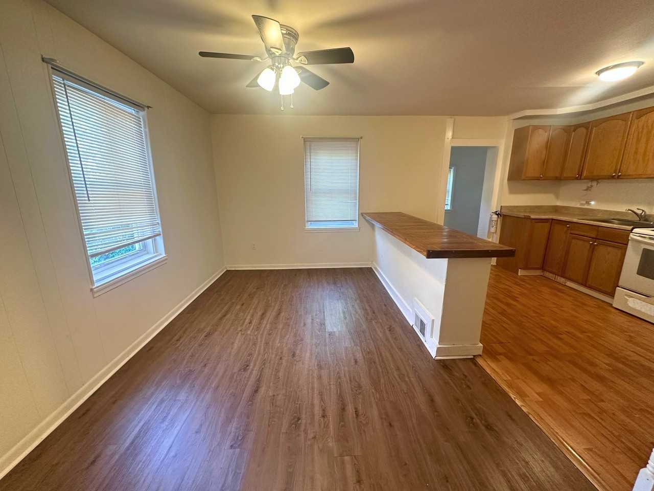 921 E 15th St #1 - Photo 4 of 26