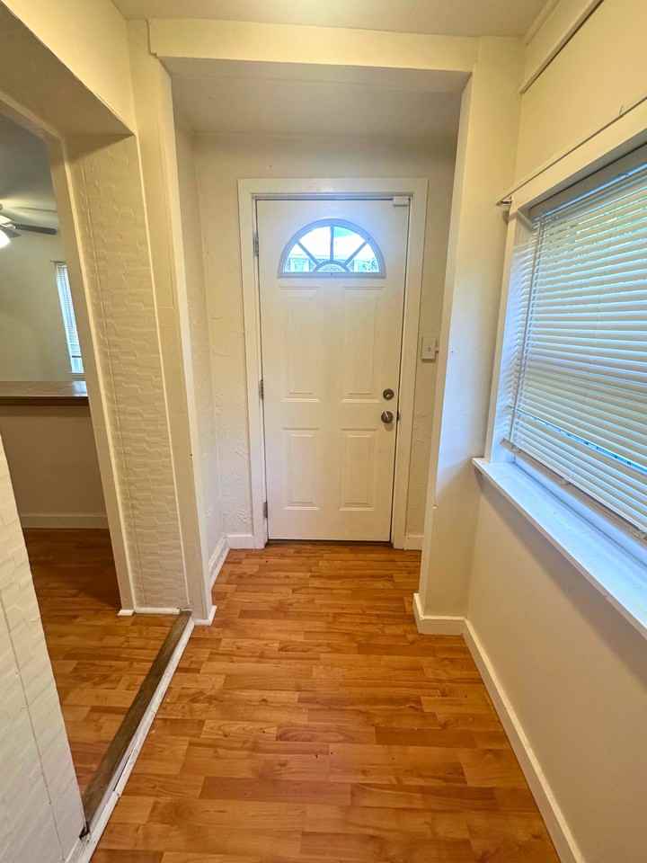 921 E 15th St #1 - Photo 7 of 26