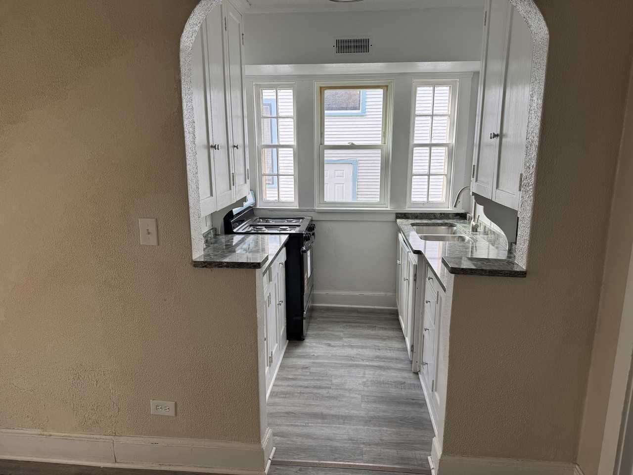 1124 N Main St #3 - Photo 4 of 21