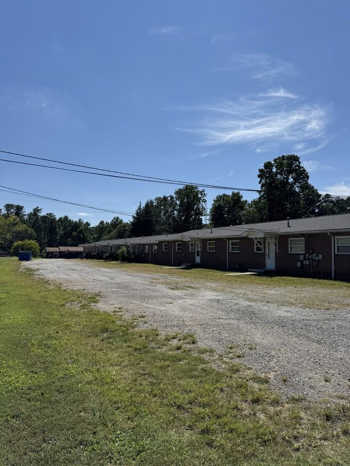 3309 Clarence Towery CircleApt. 04 #04 - Photo 3 of 10