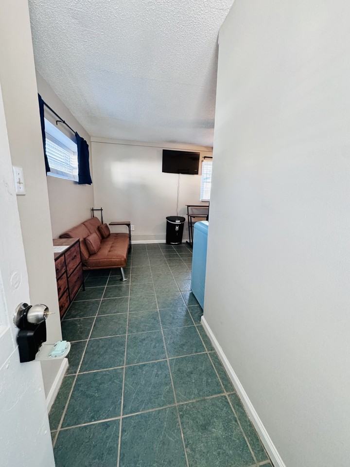 1105 W Rock Spring Rd #BAPT - Photo 4 of 15