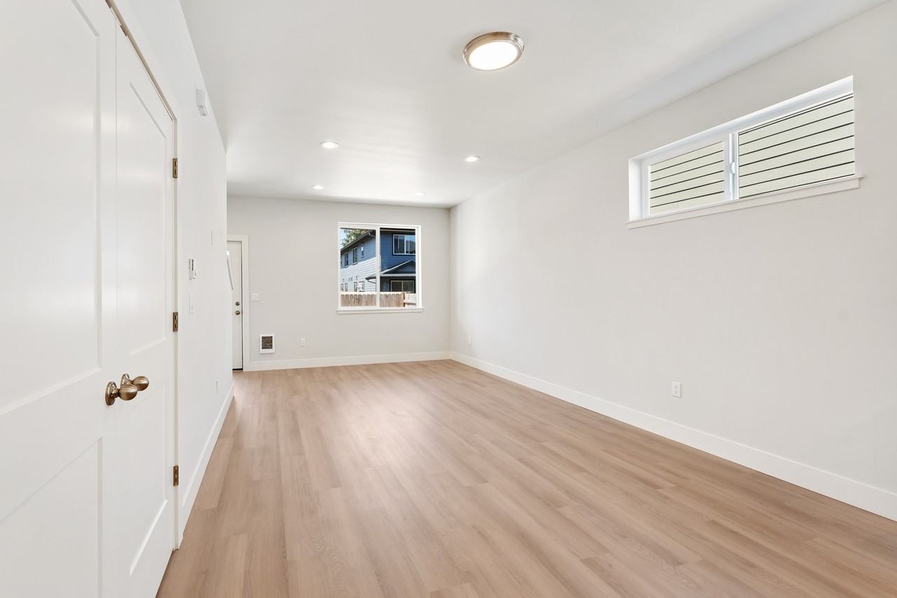 936 Molalla Ave #4 - Photo 5 of 18