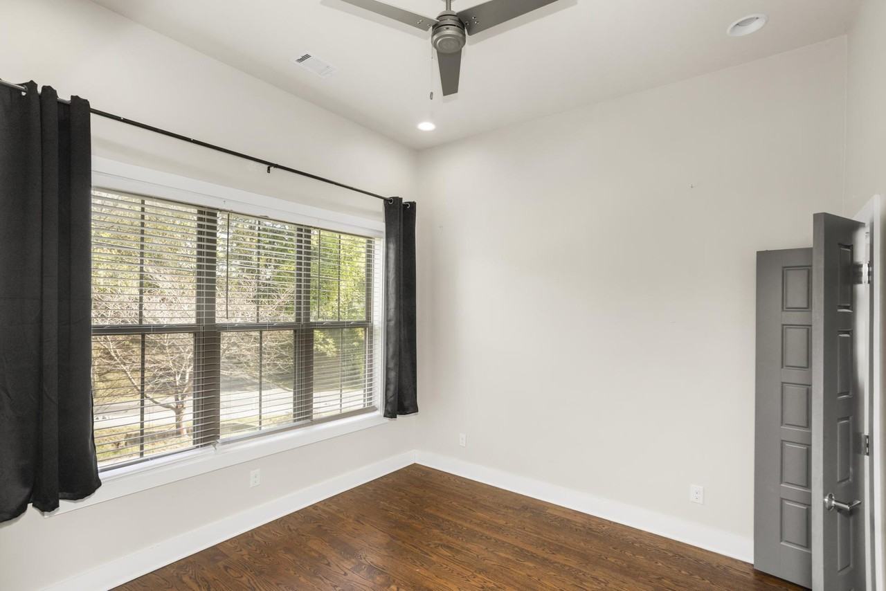 942 Riverside Dr #1 - Photo 4 of 31