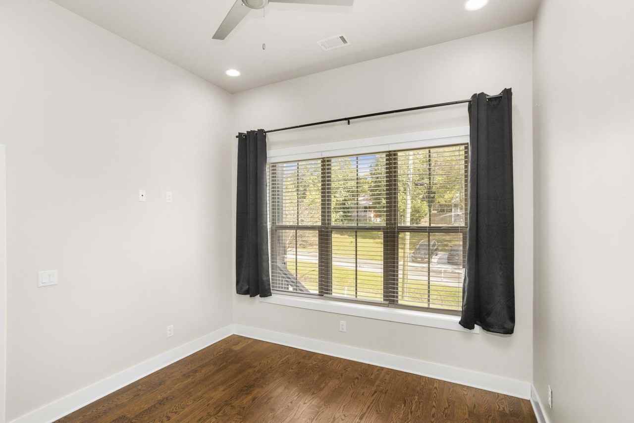 942 Riverside Dr #1 - Photo 5 of 31