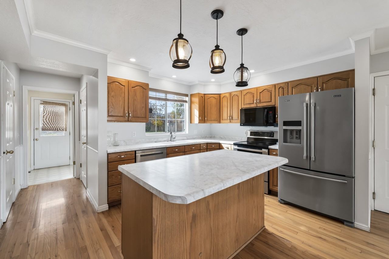 283 W Clark St #1 - Photo 3 of 20