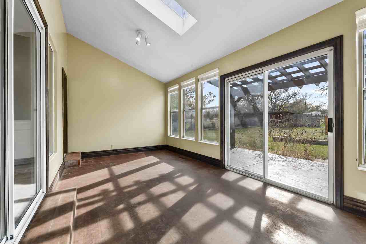 283 W Clark St #1 - Photo 5 of 20