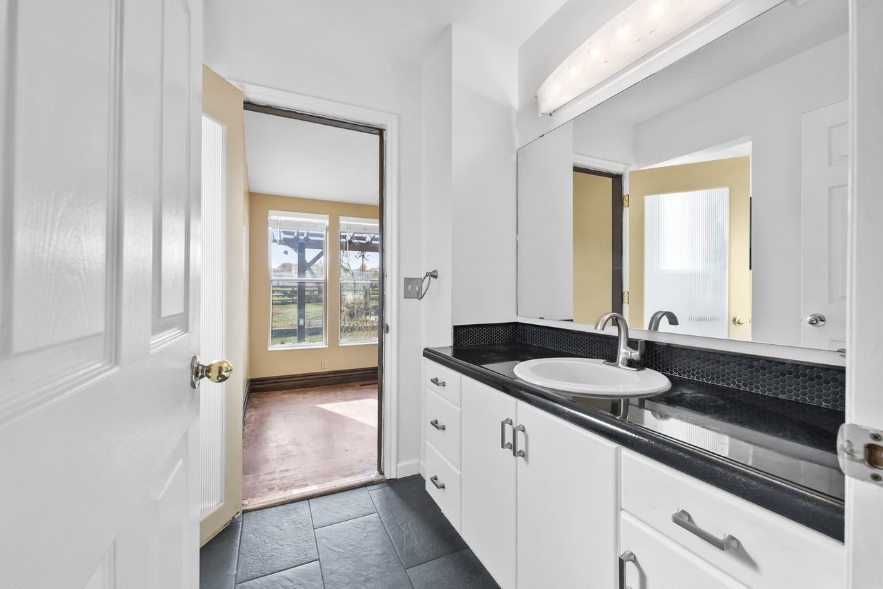 283 W Clark St #1 - Photo 7 of 20