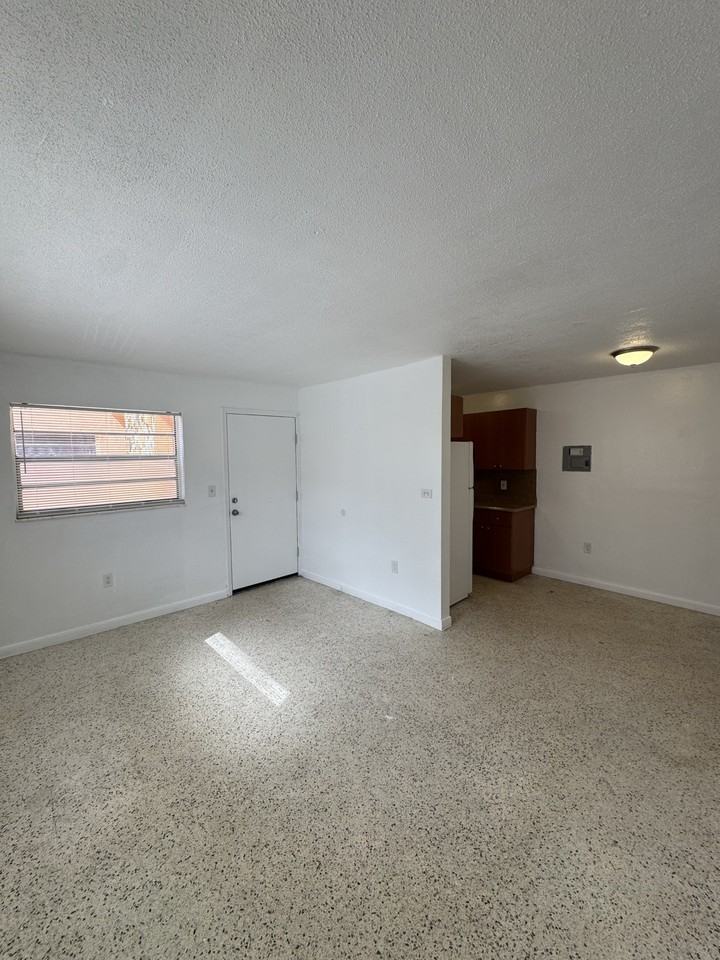 735 West 15th Street #735-4 - Photo 3 of 9