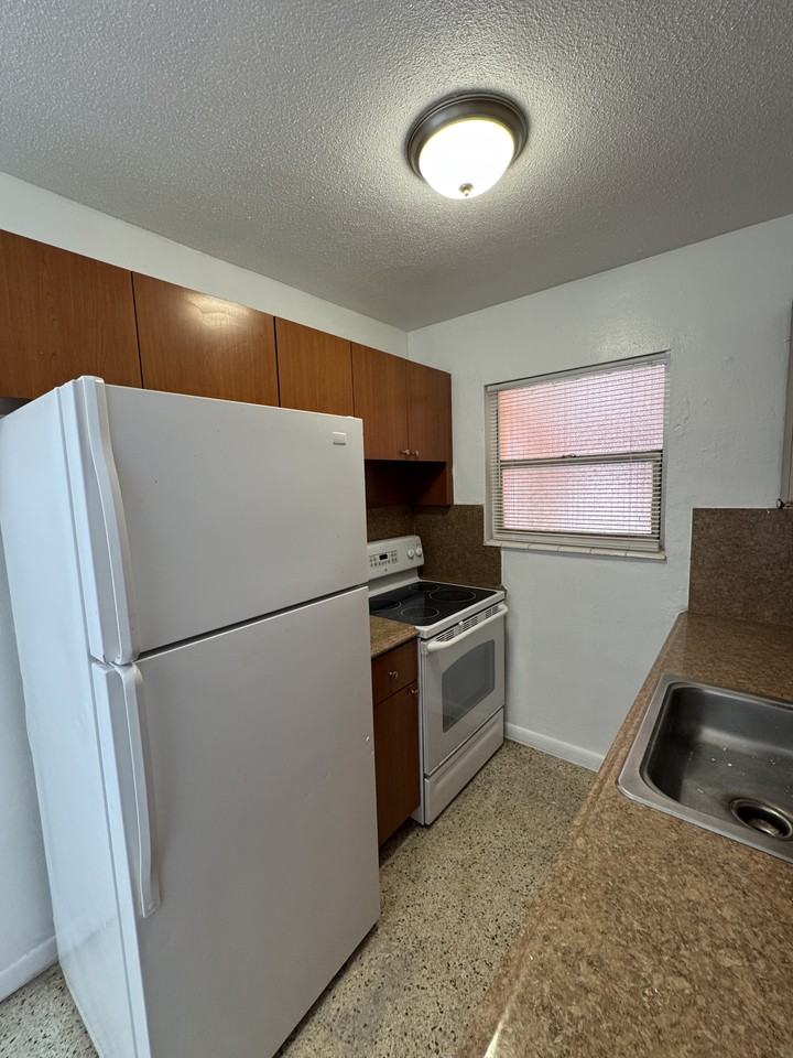 735 West 15th Street #735-4 - Photo 5 of 9