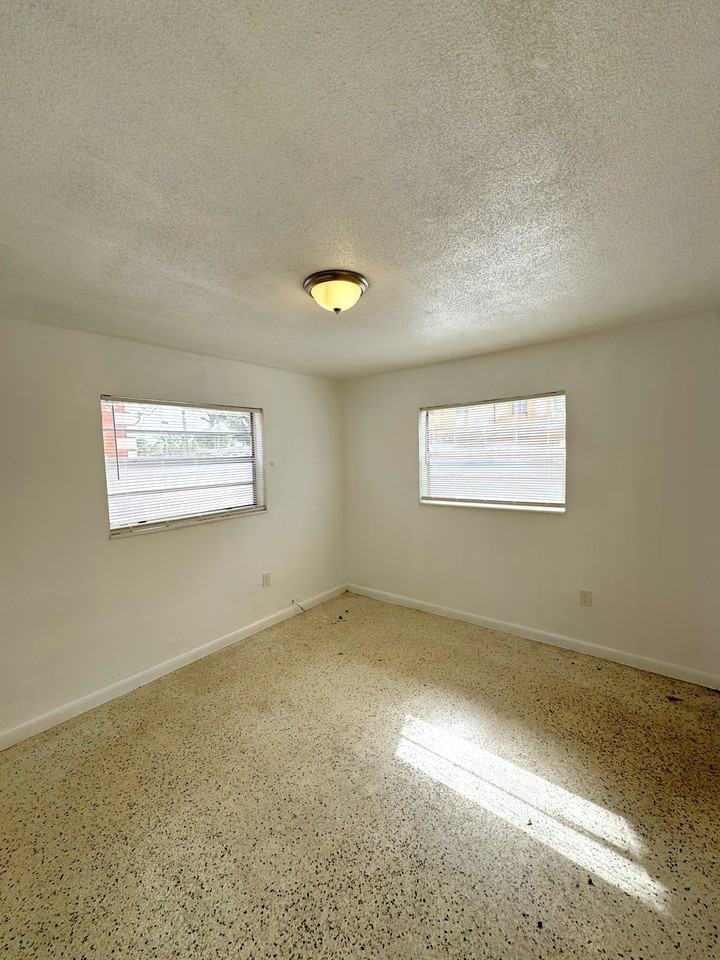 735 West 15th Street #735-4 - Photo 7 of 9