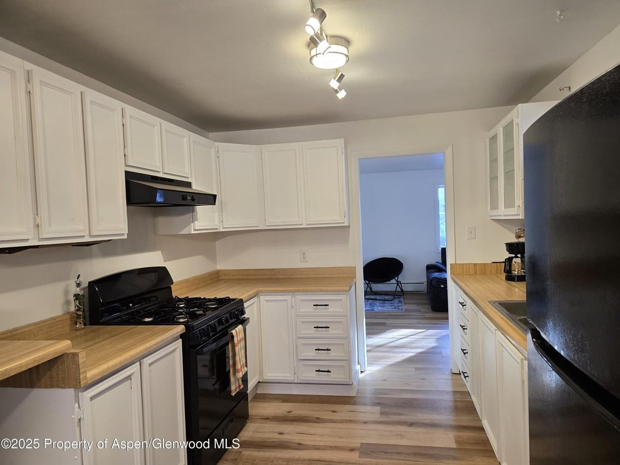 770 School St - Photo 3 of 17