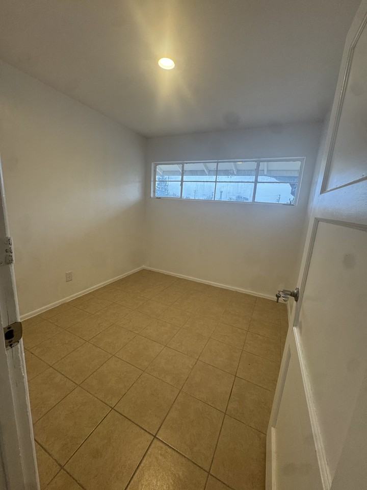 2931 Peerless Ave #3 - Photo 4 of 10