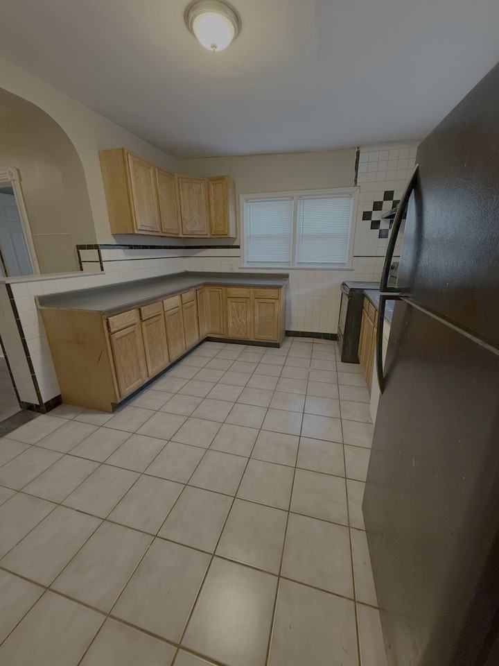 1913 W 2nd St #1 - Photo 3 of 10