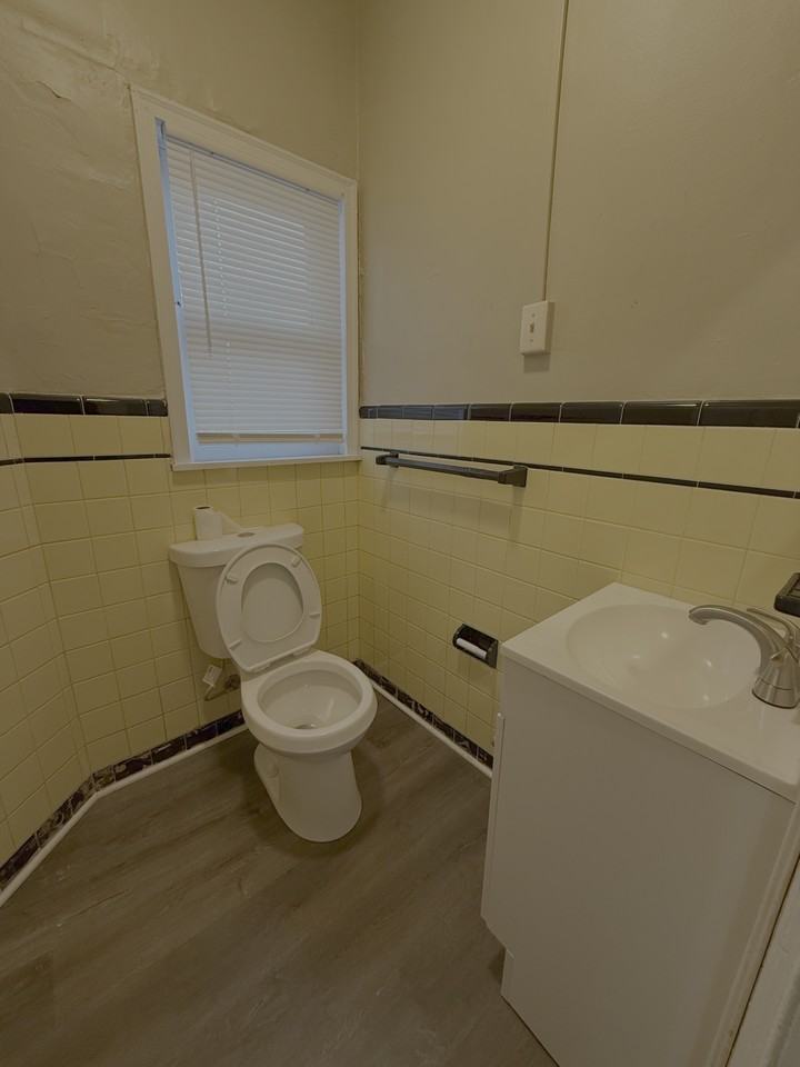 1913 W 2nd St #1 - Photo 4 of 10