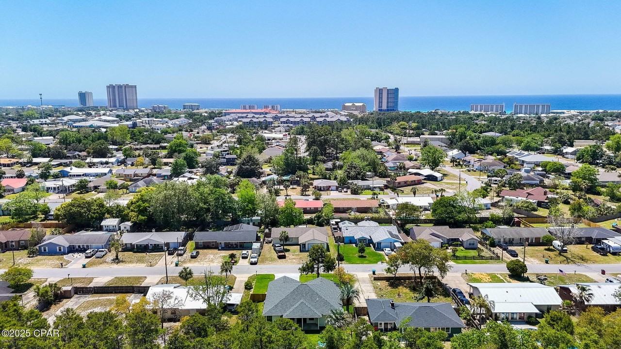 145 Manistee Dr - Photo 2 of 45