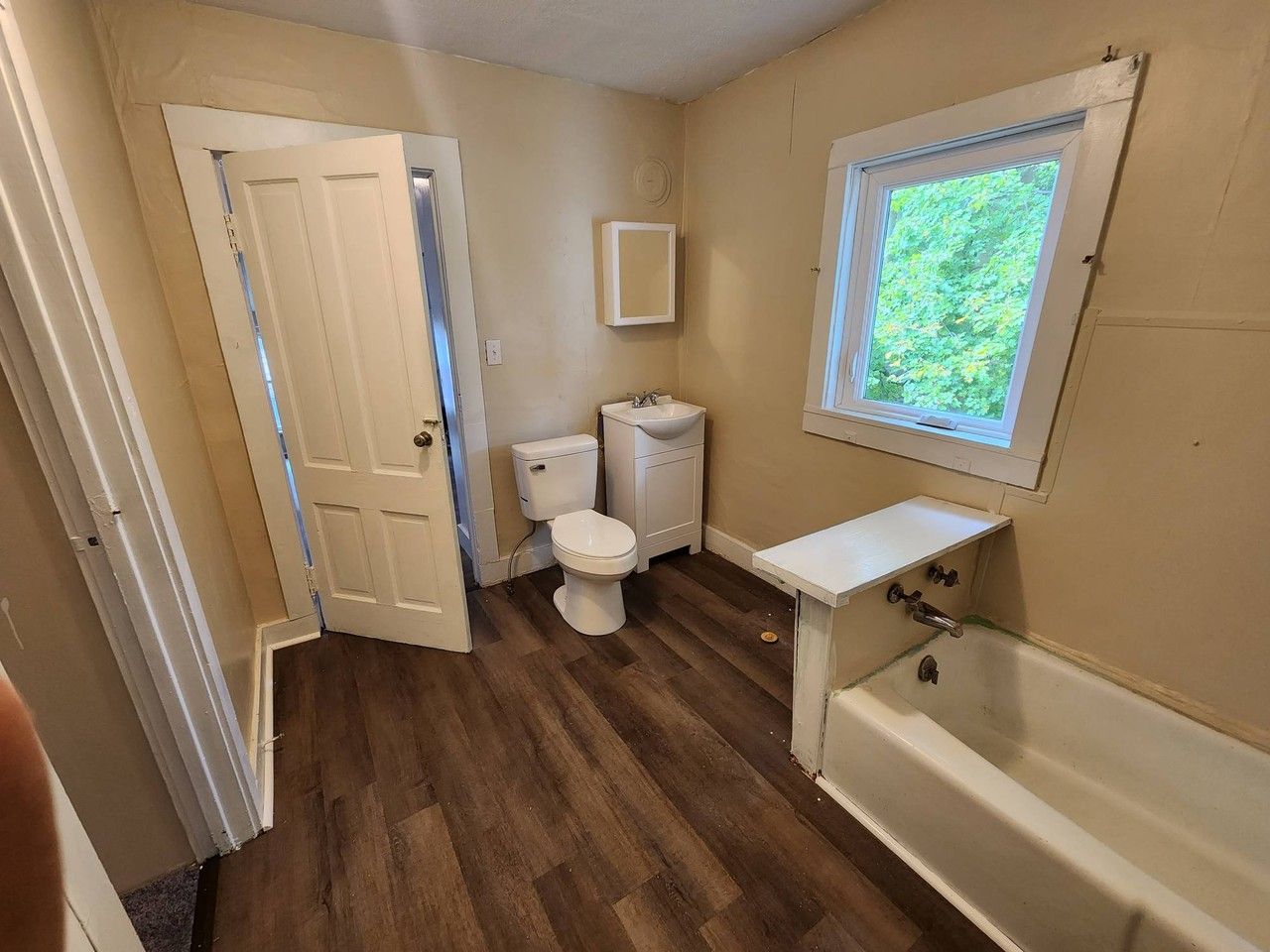 946 W 29th St #2ndFL - Photo 3 of 7