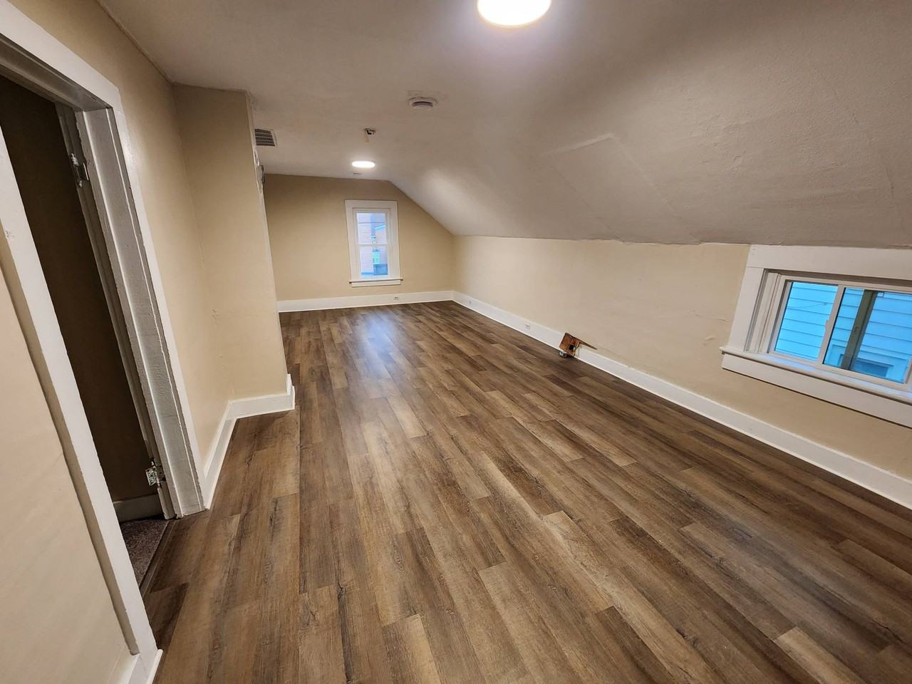 946 W 29th St #2ndFL - Photo 4 of 7