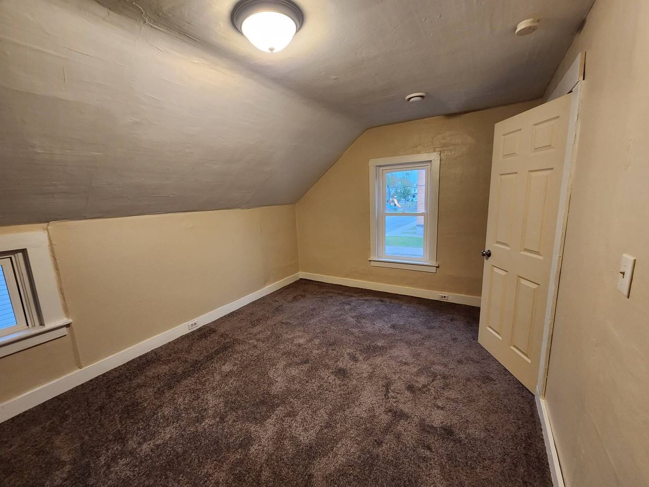 946 W 29th St #2ndFL - Photo 5 of 7