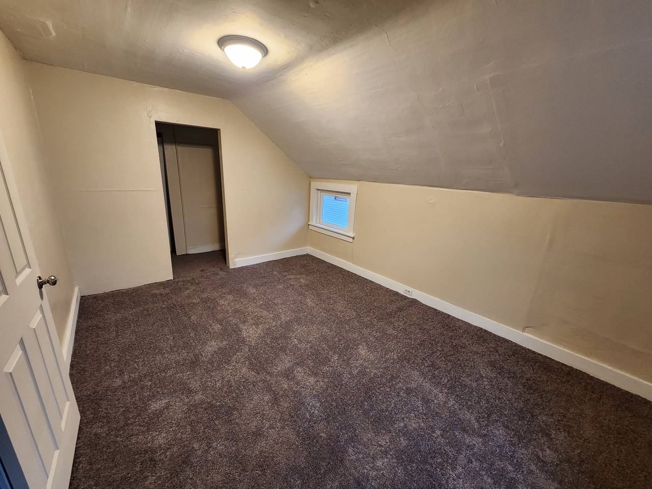 946 W 29th St #2ndFL - Photo 6 of 7