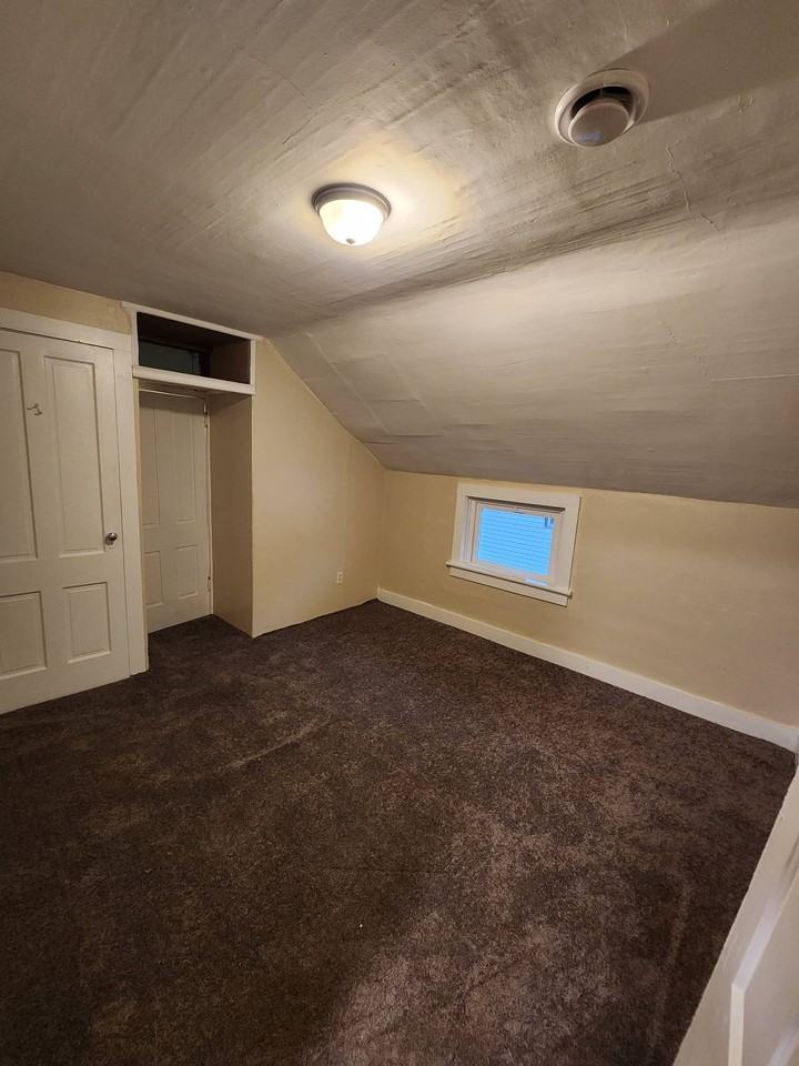 946 W 29th St #2ndFL - Photo 7 of 7
