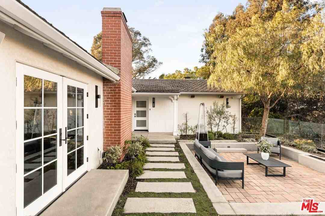 12417 Mulholland Drive - Photo 2 of 36