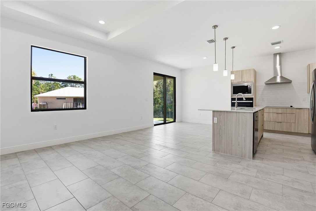 1087 Rugby Ln - Photo 4 of 19