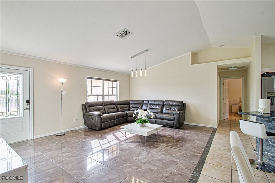 2144 Southwest 19th Avenue - Photo 5 of 30