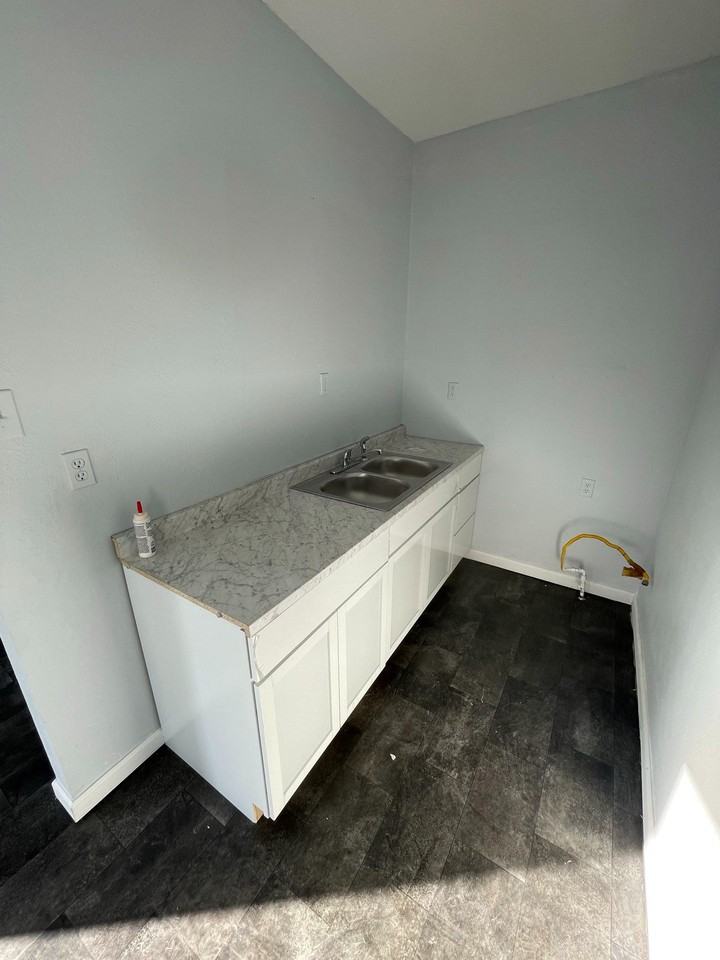 1713 W Oak St #1 - Photo 3 of 9