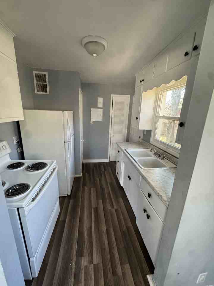 1207 East 11th Street #1 - Photo 4 of 8