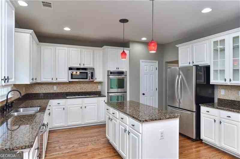 905 Lancaster Way - Photo 7 of 36