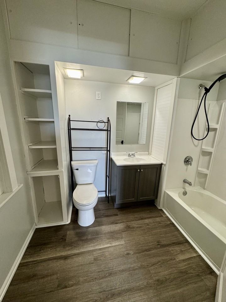 1215 Broadway Avenue #1215B - Photo 3 of 8