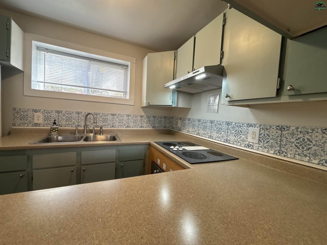 913 5th Ave - Photo 5 of 13