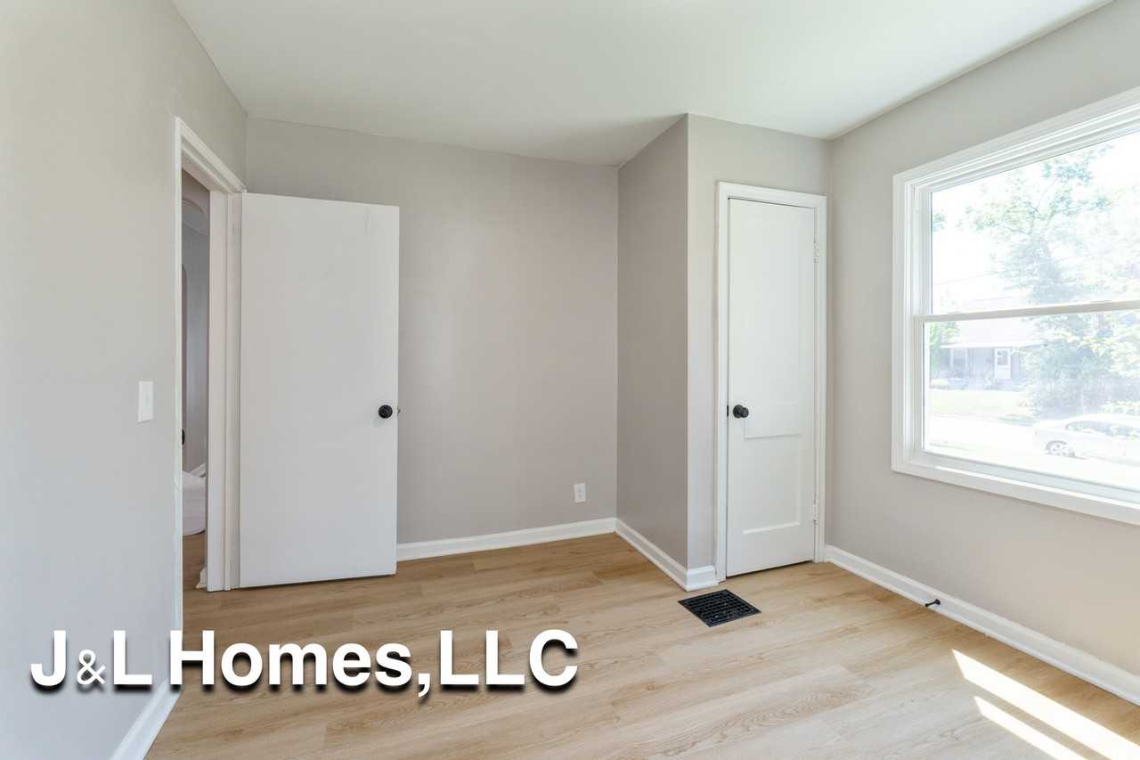 568 Whitethorne Ave #1 - Photo 4 of 13