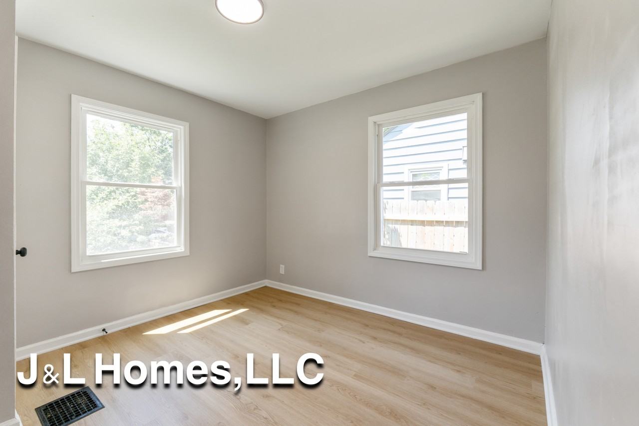 568 Whitethorne Ave #1 - Photo 5 of 13