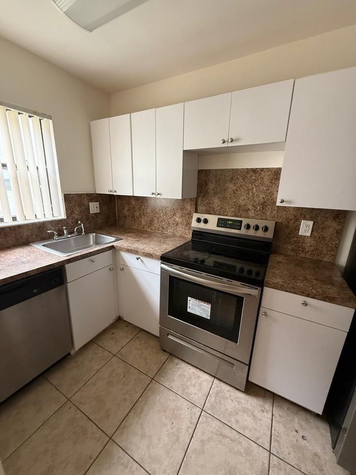 2444 Nw 52nd Ave #1 - Photo 2 of 24