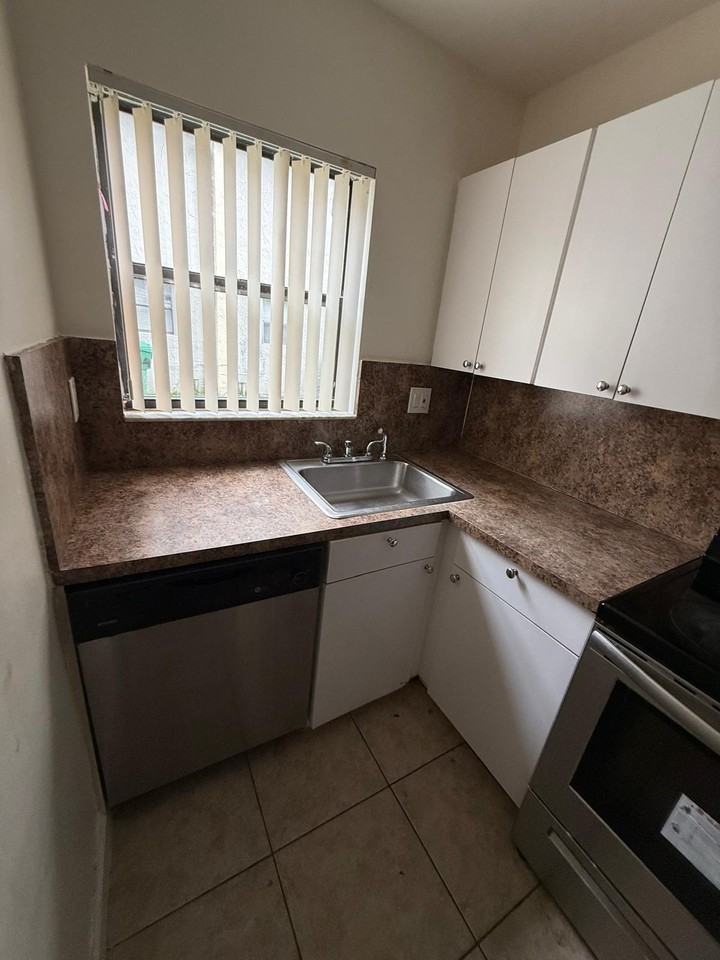 2444 Nw 52nd Ave #1 - Photo 4 of 24