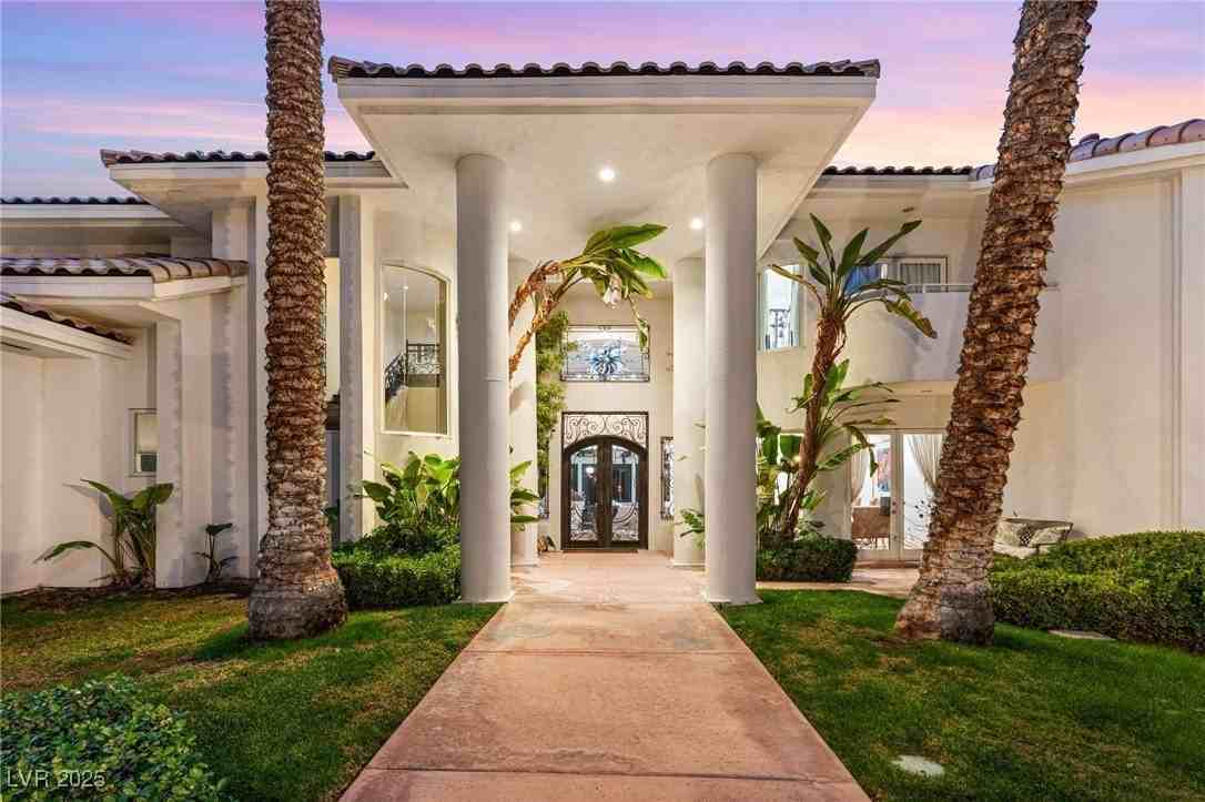 2057 Troon Dr - Photo 3 of 45