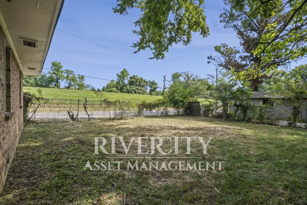 1646 Harmen St #1 - Photo 4 of 16