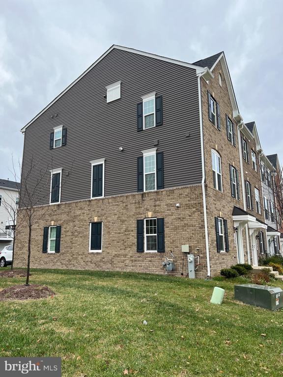 1550 Adamson Way - Photo 2 of 37
