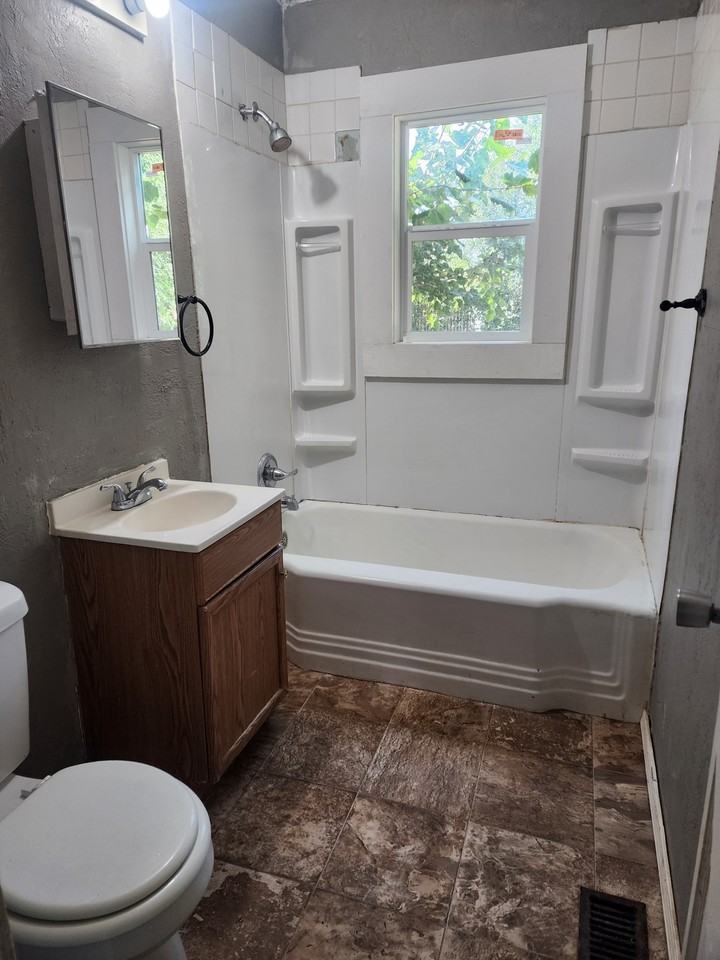 1333 W Hudson Dr #1 - Photo 5 of 9