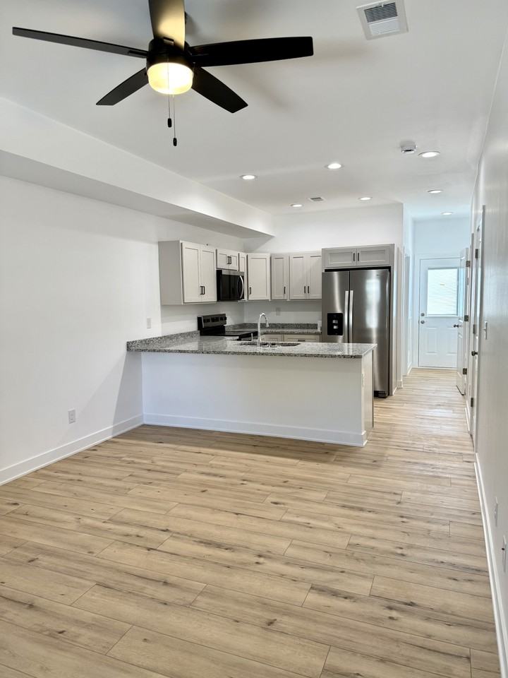 703 East Mount Vernon Street #B - Photo 3 of 18