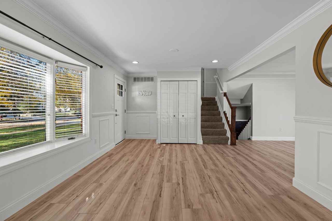 230 Selkirk Street - Photo 5 of 28