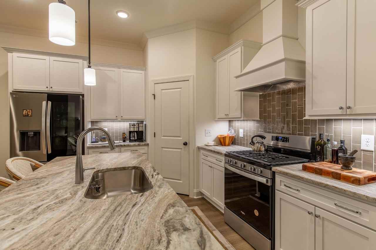 3615 Jacaranda Ln - Photo 5 of 36