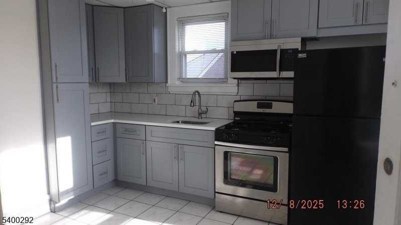 71 Crystal St - Photo 2 of 9