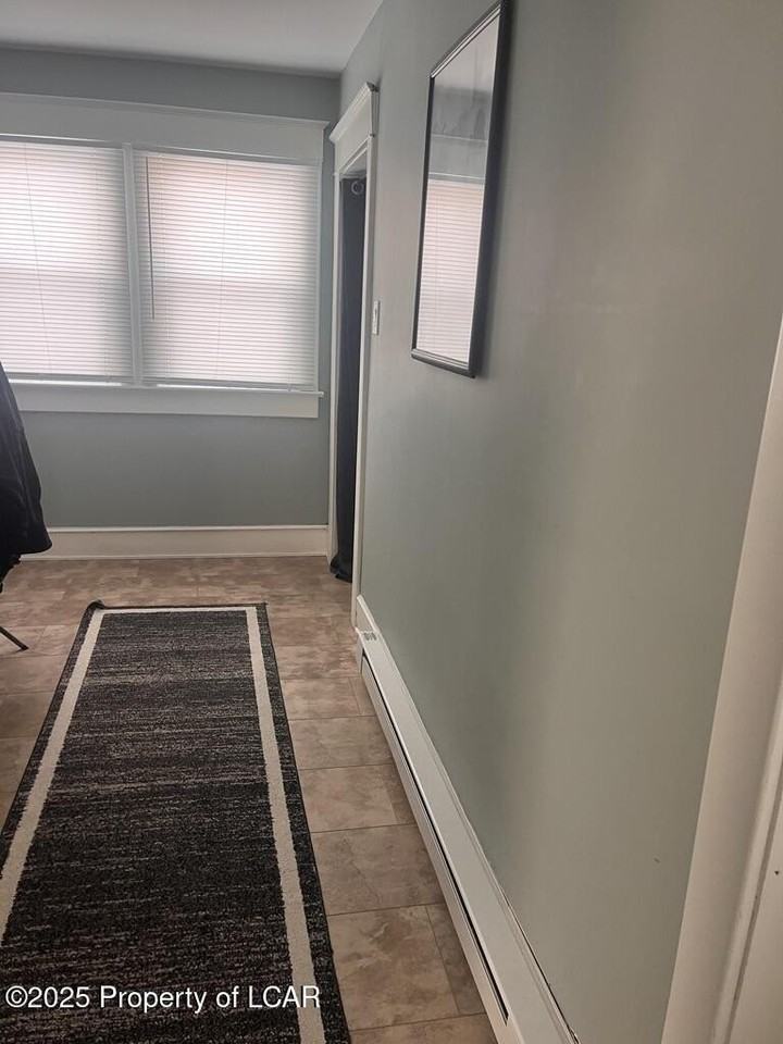 960 Wyoming Ave - Photo 5 of 8