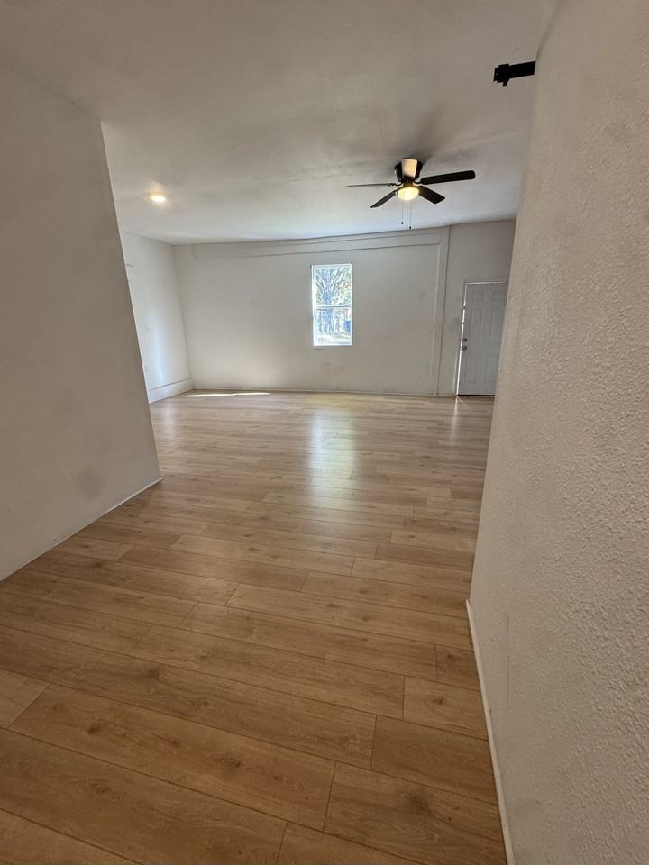 1466 South Worth Avenue #1 - Photo 6 of 7