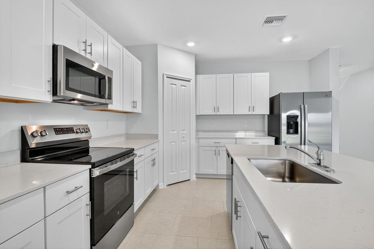 19525 Fairhill Ct #1 - Photo 6 of 10