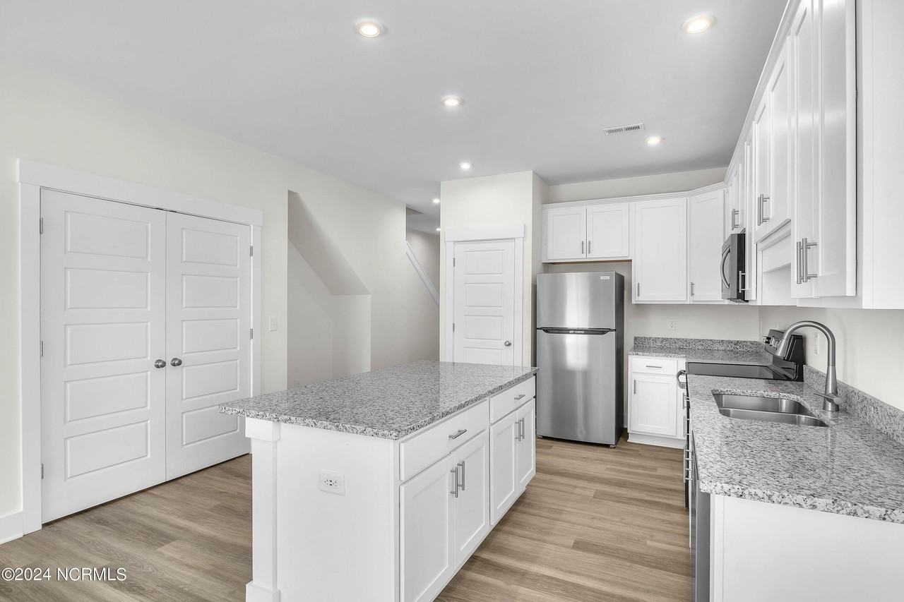 7052 Crew Dr - Photo 6 of 24