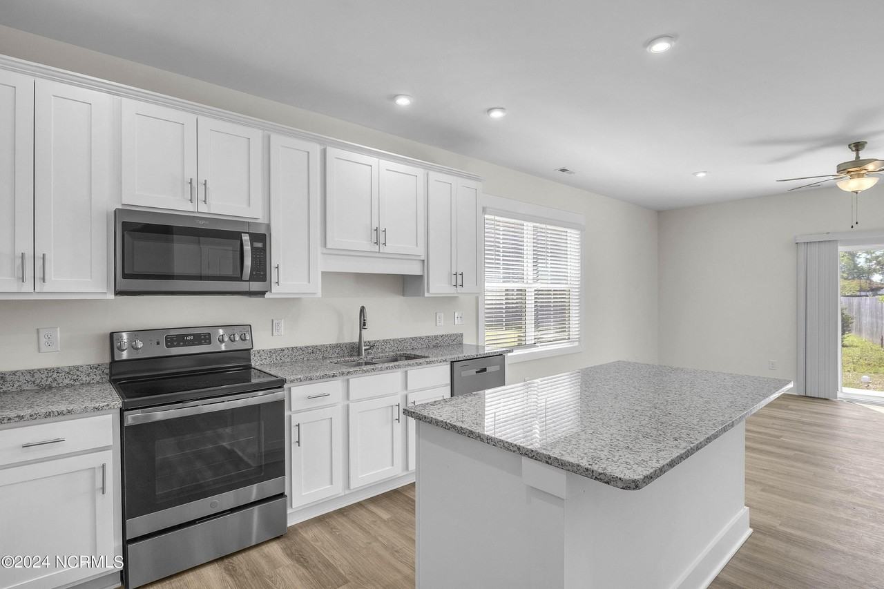 7008 Crew Dr - Photo 4 of 24